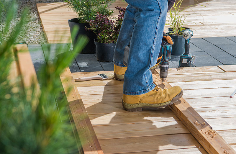 benefits-of-new_carpenter-installing-deck